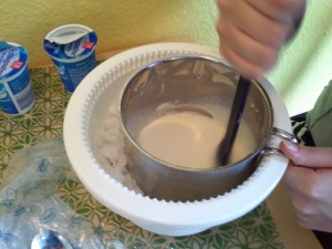 Eis - noch wird kräftig gerührt Eis - noch wird kräftig gerührt